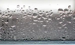 Czemu parują okna plastikowe? Przyczyny i skuteczne metody zapobiegania