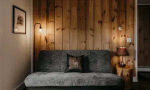 Czy boazeria jest jeszcze modna? Sprawdź najnowsze trendy i wady tej dekoracji.