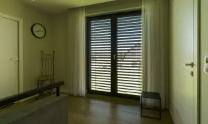 Jak zasłonić okno - skuteczne metody na prywatność i styl wnętrza
