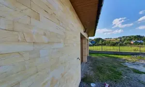 Jaki kolor kamienia do żółtej elewacji? Sprawdź najlepsze opcje!