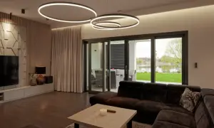Czym zasłonić duże okna w salonie? Inspiracje i praktyczne rozwiązania
