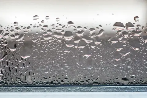 Czemu parują okna plastikowe? Przyczyny i skuteczne metody zapobiegania