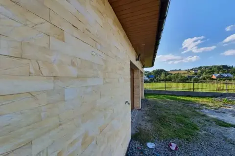 Jaki kolor kamienia do żółtej elewacji? Sprawdź najlepsze opcje!