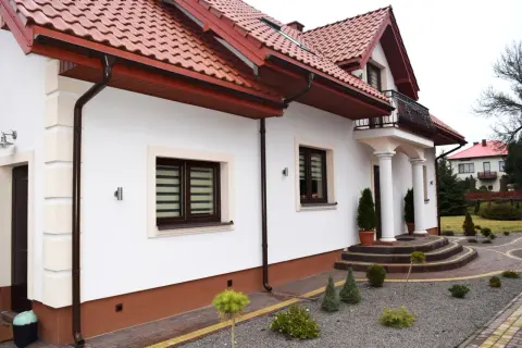 Z czego cokół na elewacji? Wybór materiałów, ich właściwości i koszty