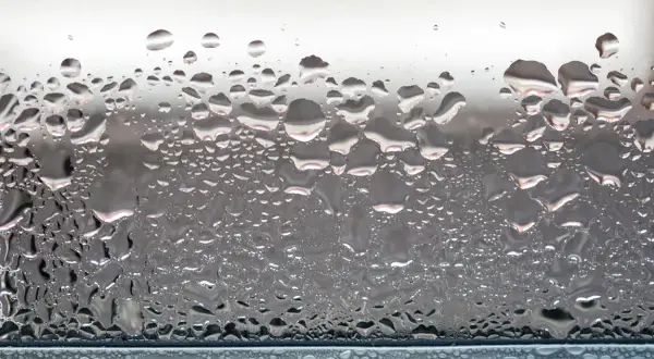 Czemu parują okna plastikowe? Przyczyny i skuteczne metody zapobiegania