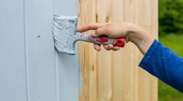 Jaka farba do elewacji drewnianej zapewni trwałość i piękny wygląd?