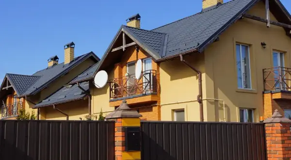 Jaki kolor pasuje do żółtej elewacji? Sprawdź najlepsze inspiracje kolorystyczne