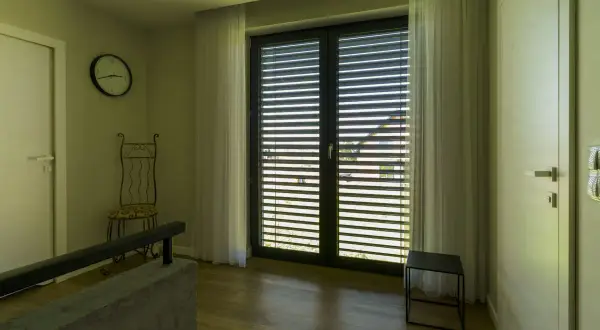Jak zasłonić okno - skuteczne metody na prywatność i styl wnętrza
