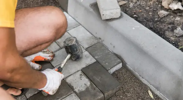 Elewacja czy kostka – co powinno być zrobione najpierw, by uniknąć problemów?