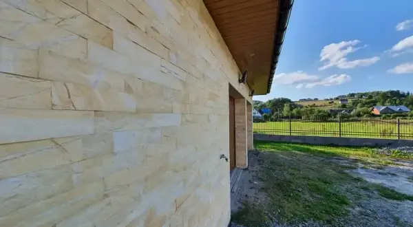 Jaki kolor kamienia do żółtej elewacji? Sprawdź najlepsze opcje!