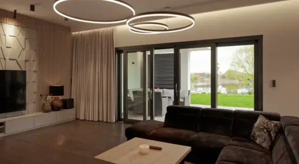 Czym zasłonić duże okna w salonie? Inspiracje i praktyczne rozwiązania