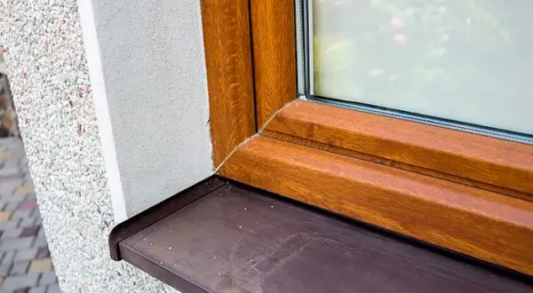 Czym uszczelnić szparę między oknem a parapetem, aby uniknąć kosztów?