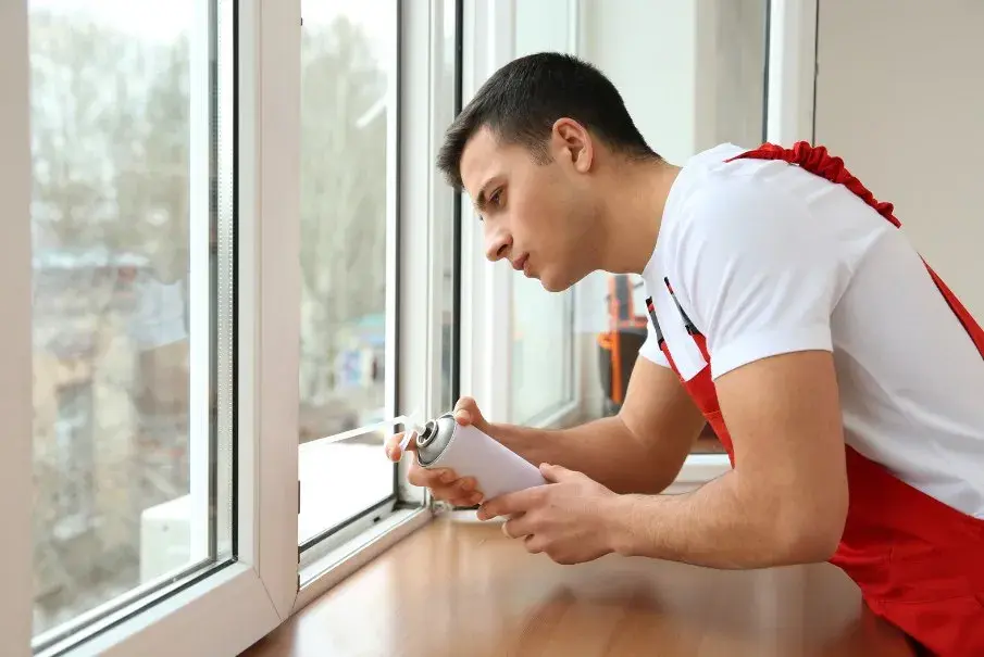 Jak usunąć klej z plastikowych okien? Skuteczne metody i ważne wskazówki