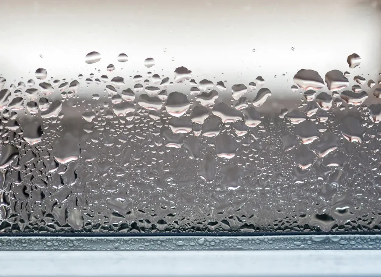 Czemu parują okna plastikowe? Przyczyny i skuteczne metody zapobiegania