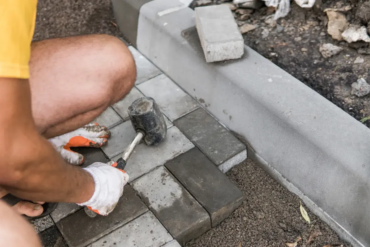 Elewacja czy kostka – co powinno być zrobione najpierw, by uniknąć problemów?