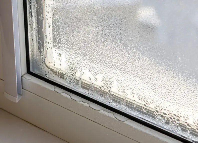 Czemu okna się pocą? Sprawdź przyczyny i skuteczne metody zapobiegania