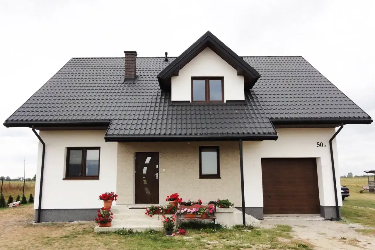 Zdjęcie Jaka elewacja do brązowego dachu - idealne kolory i harmonijne zestawienia