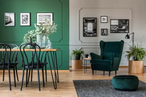 Butelkowa zieleń w salonie z czym łączyć, by stworzyć elegancką przestrzeń