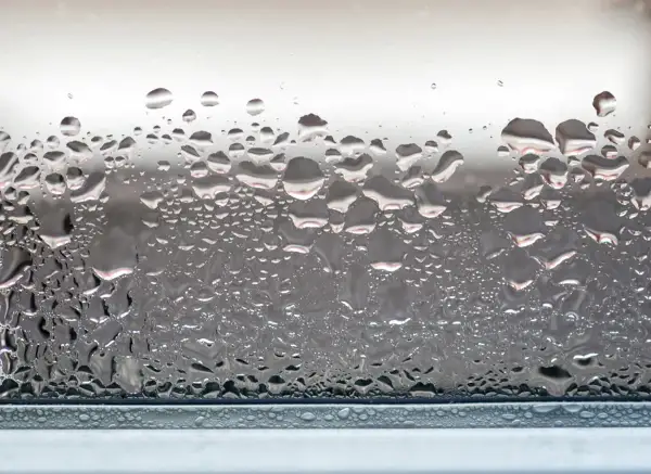 Czemu parują okna plastikowe? Przyczyny i skuteczne metody zapobiegania