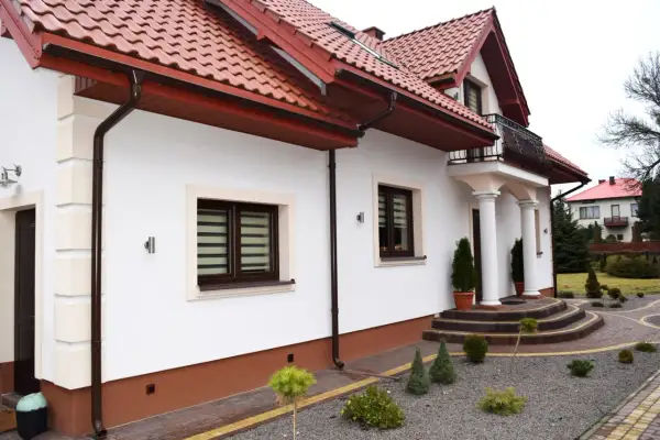 Z czego cokół na elewacji? Wybór materiałów, ich właściwości i koszty